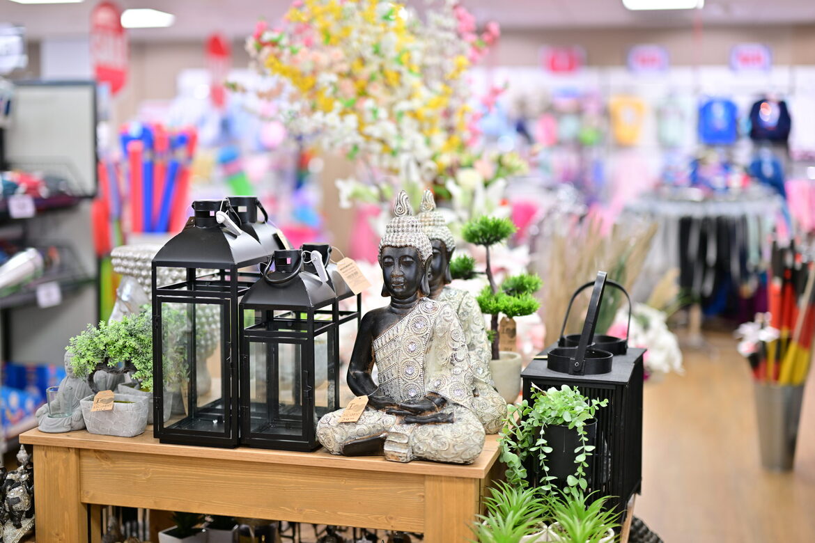 Einblick in das innere einer Woolworth Filiale mit Deko Artikeln