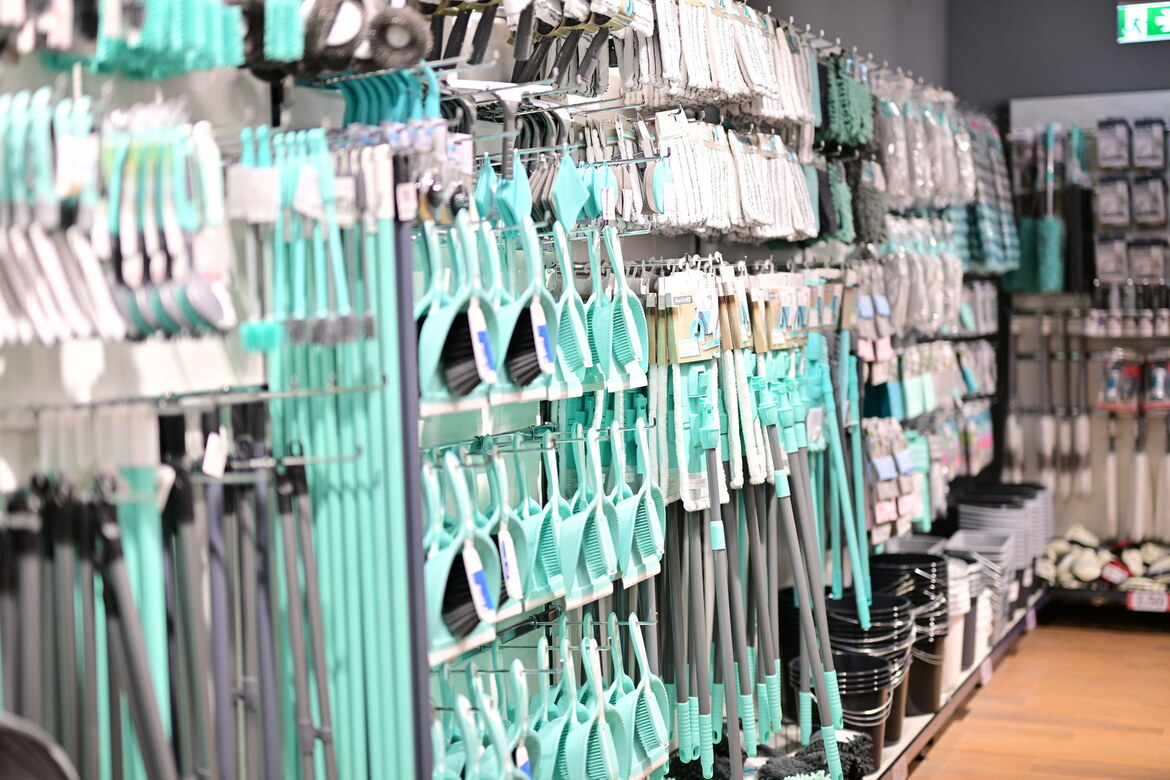 Einblick in das innere einer Woolworth Filiale mit Haushaltswaren