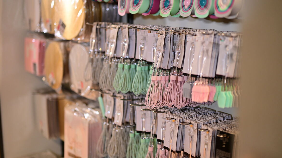 Einblick in das innere einer Woolworth Filiale mit Accessoires