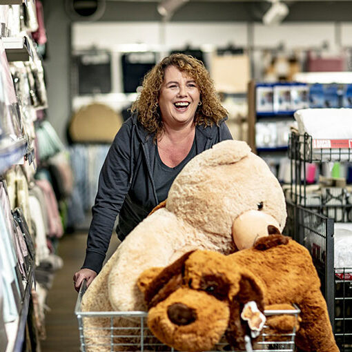 Woolworth Mitarbeiterin fährt Riesen-Kuscheltiere in Einkaufswagen